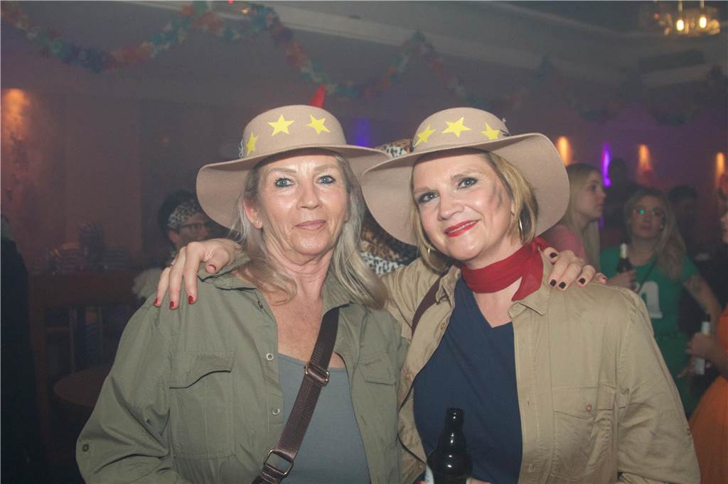 Der Tanzpalast Mythos war bei der Weiberfastnacht 2023 in Castrop-Rauxel gut besucht. Die Stimmung war großartig, viele Weiber und Herren feierten ausgelassen.