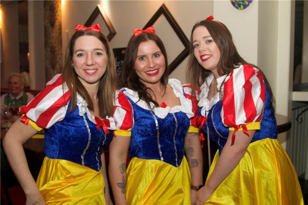 Der Tanzpalast Mythos war bei der Weiberfastnacht 2023 in Castrop-Rauxel gut besucht. Die Stimmung war großartig, viele Weiber und Herren feierten ausgelassen.