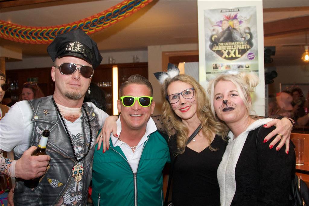 Der Tanzpalast Mythos war bei der Weiberfastnacht 2023 in Castrop-Rauxel gut besucht. Die Stimmung war großartig, viele Weiber und Herren feierten ausgelassen.