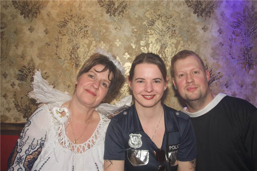 Der Tanzpalast Mythos war bei der Weiberfastnacht 2023 in Castrop-Rauxel gut besucht. Die Stimmung war großartig, viele Weiber und Herren feierten ausgelassen.