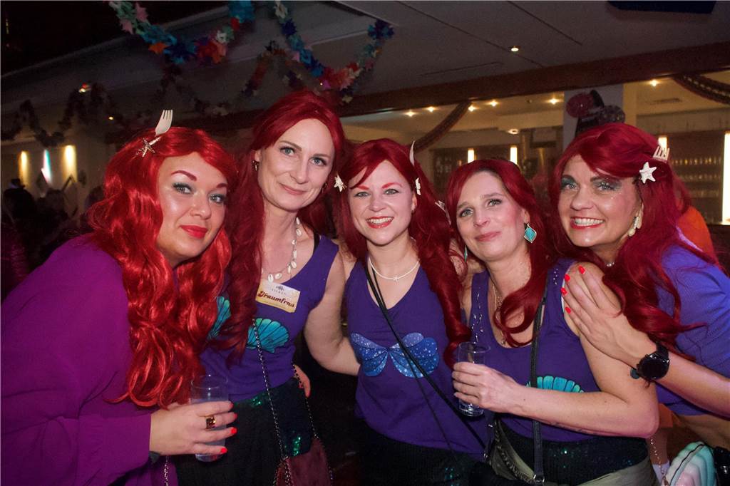 Der Tanzpalast Mythos war bei der Weiberfastnacht 2023 in Castrop-Rauxel gut besucht. Die Stimmung war großartig, viele Weiber und Herren feierten ausgelassen.
