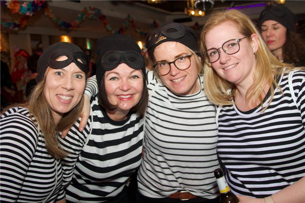 Der Tanzpalast Mythos war bei der Weiberfastnacht 2023 in Castrop-Rauxel gut besucht. Die Stimmung war großartig, viele Weiber und Herren feierten ausgelassen.