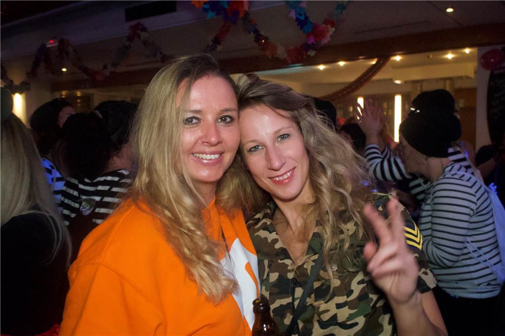 Der Tanzpalast Mythos war bei der Weiberfastnacht 2023 in Castrop-Rauxel gut besucht. Die Stimmung war großartig, viele Weiber und Herren feierten ausgelassen.