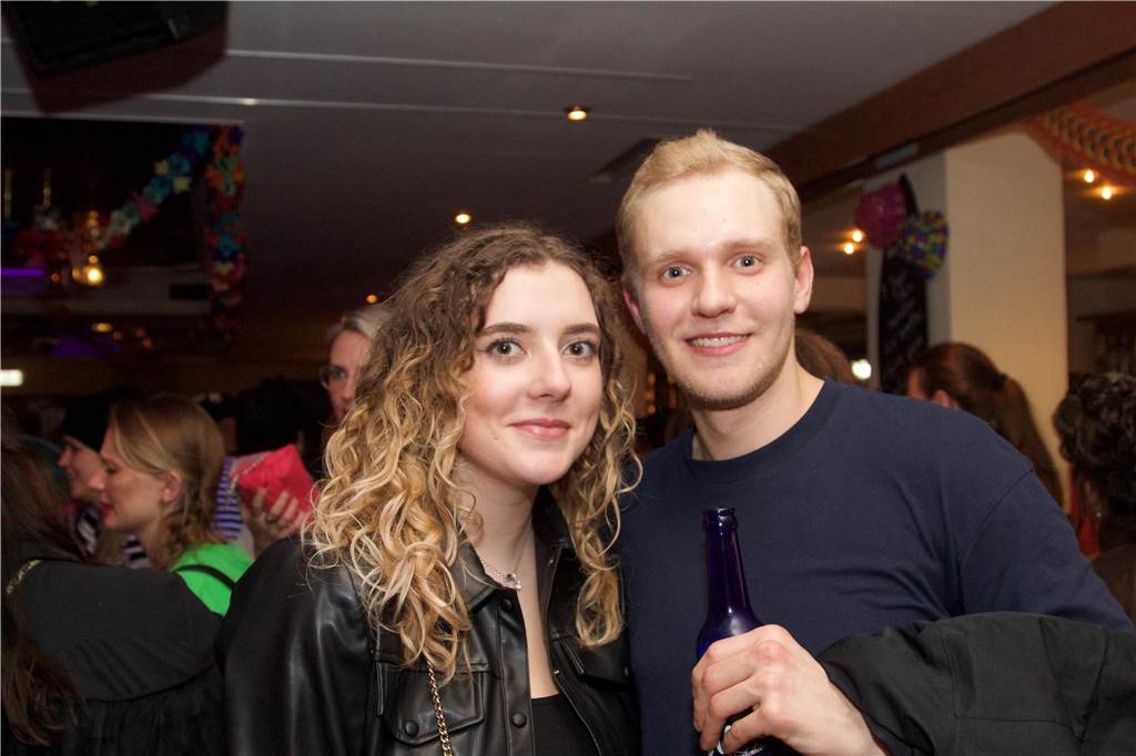 Der Tanzpalast Mythos war bei der Weiberfastnacht 2023 in Castrop-Rauxel gut besucht. Die Stimmung war großartig, viele Weiber und Herren feierten ausgelassen.