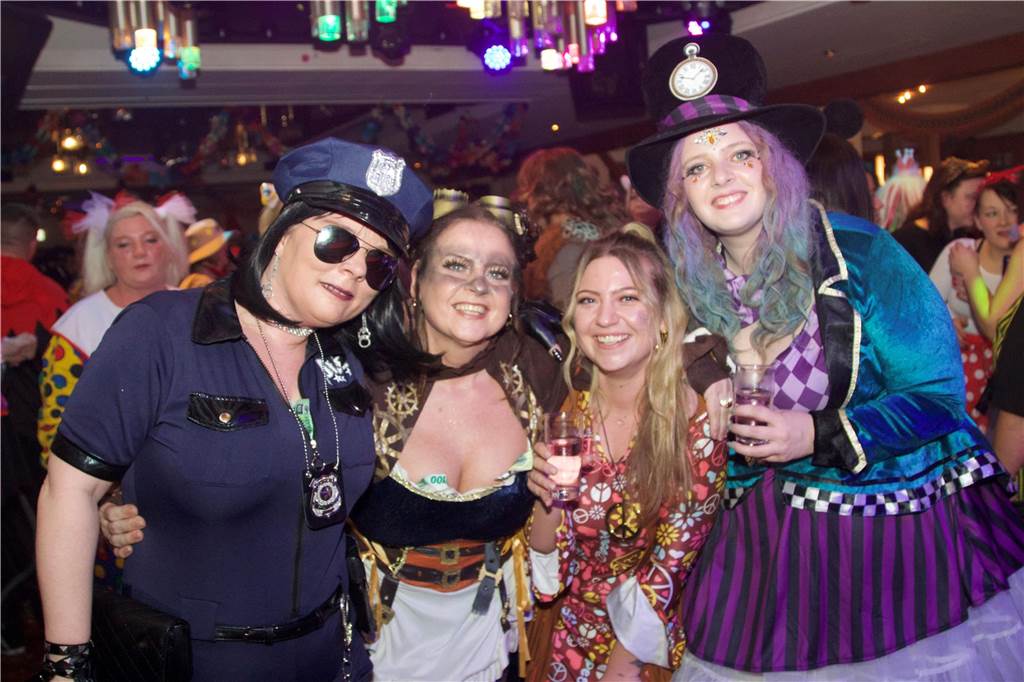 Der Tanzpalast Mythos war bei der Weiberfastnacht 2023 in Castrop-Rauxel gut besucht. Die Stimmung war großartig, viele Weiber und Herren feierten ausgelassen.