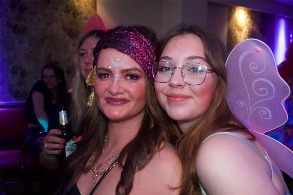 Der Tanzpalast Mythos war bei der Weiberfastnacht 2023 in Castrop-Rauxel gut besucht. Die Stimmung war großartig, viele Weiber und Herren feierten ausgelassen.