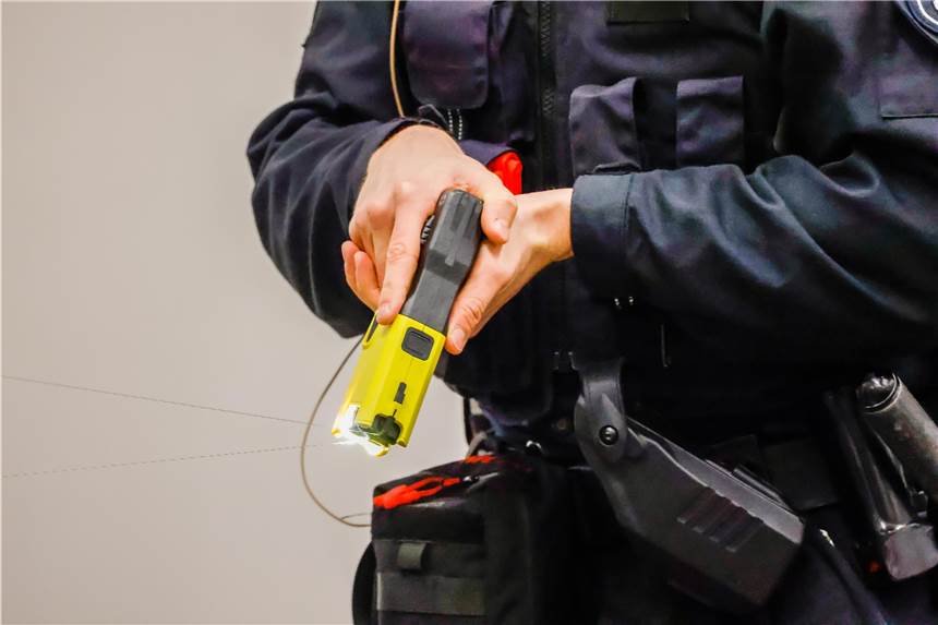 Aggressiver Mann bedroht Passanten in der City – Polizei droht mit Taser Der Taser kann zur Androhung einen Lichtbogen erzeugen, ohne dass die Elektroden tatsächlich abgeschossen werden.