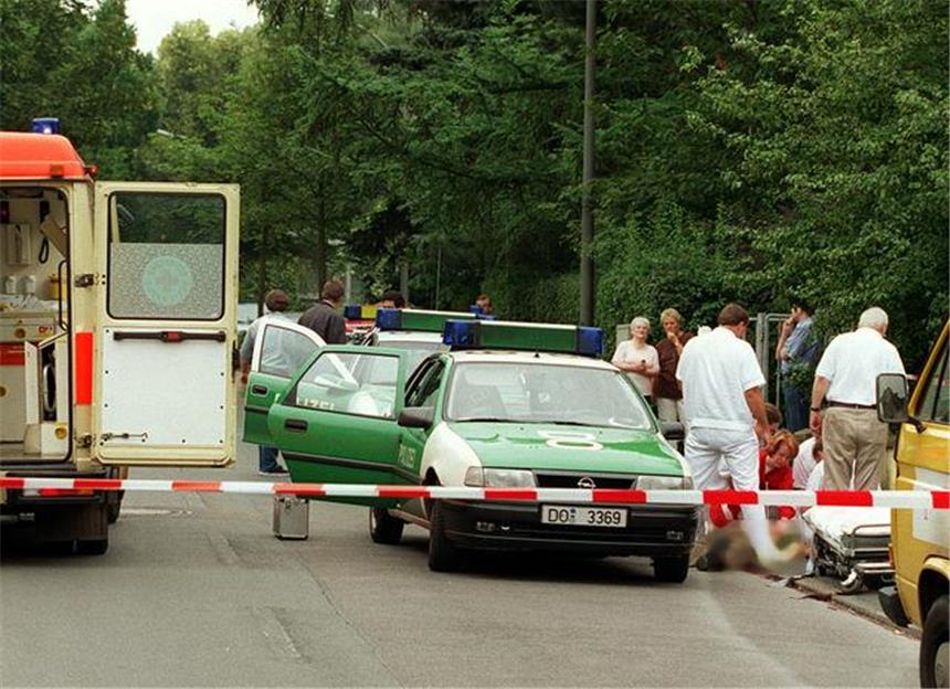 Polizei hatte falschen Namen von Berger-Freundin in den Akten Der Tatort am Unteren Graffweg wenige Minuten nach der Tat. Hier starb am 14. Juni 2000 ein Polizist, eine Kollegin wurde schwer verletzt.