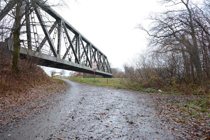Folterprozess: "Bilder wie aus einem Horrorfilm" Der Tatort liegt in der Nähe der Eisenbahnbrücke über den Dortmund-Ems-Kanal. Er ist auch mit dem Auto gut zu erreichen - zumindest wenn man das Durchfahrtverbot auf dem Wirtschaftsweg ignoriert.