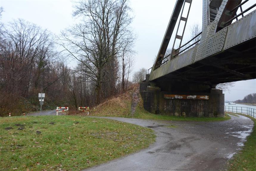Folter am Kanal: "Gedacht, dass es zu Ende geht" Der Tatort liegt in der Nähe der Eisenbahnbrücke über den Dortmund-Ems-Kanal. Im Sommer ist dieser Kanalabschnitt ein beliebter Treffpunkt vieler Jugendlicher.