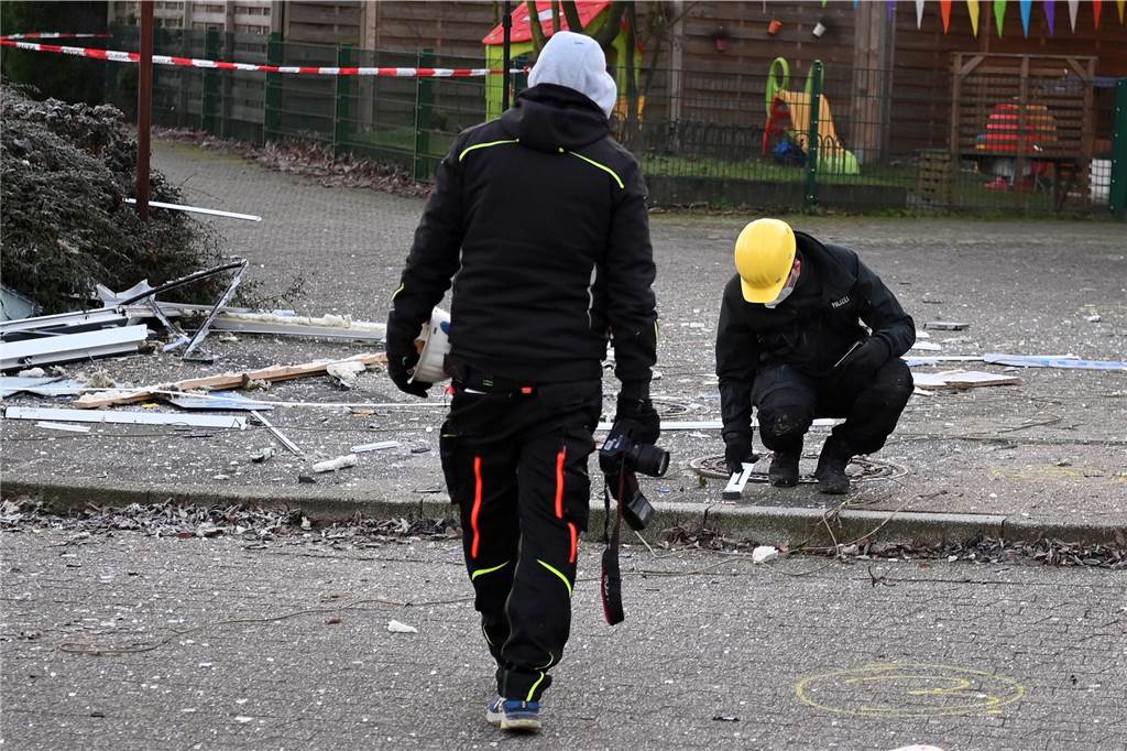 Zwei heftige Explosionen schrecken Anwohner auf: Geldautomat gesprengt Der Tatort wird von Polizisten untersucht.