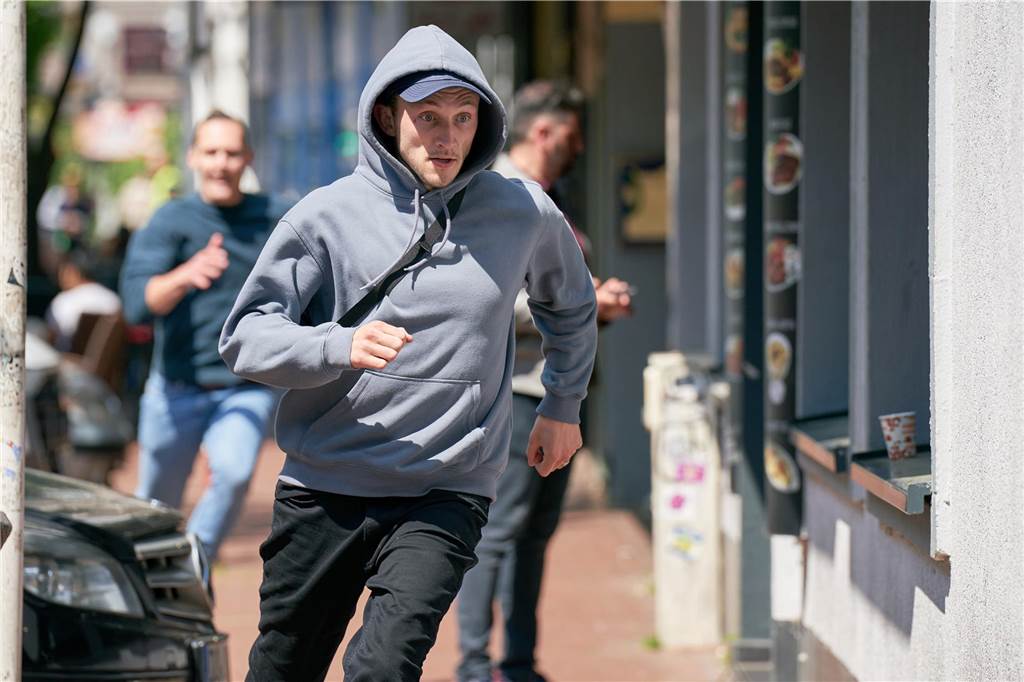 Tatort: Faber & Co. untersuchen kaltblütigen Mord im Straßenbahndepot Der Tatverdächtige Mike Majewski (Nils Hohenhövel) flieht vor Jan Pawlak.
