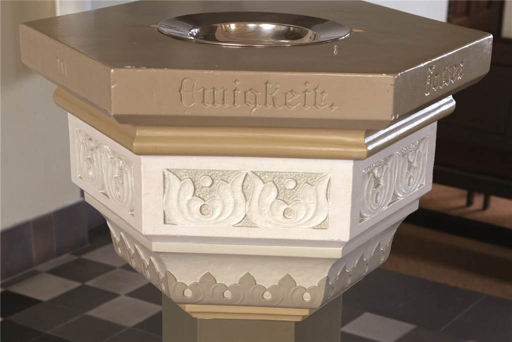 Kircheneintritt und -übertritt: Zwei Halterner über ihre Lust auf Kirche Der Taufstein in der Erlöserkirche: Wer vom katholischen zum evangelischen Glauben konvertiert, wird nicht noch einmal getauft.