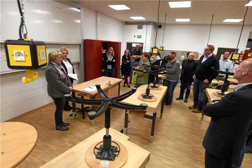 Über 200.000 Euro für die Schulen in Heek Der Technikraum der Kreuzschule wurde erneuert. Die Mitglieder des Ausschusses für Schule, Familie, Soziales, Jugend und Demografie überzeugten sich persönlich von den Verbesserungen.