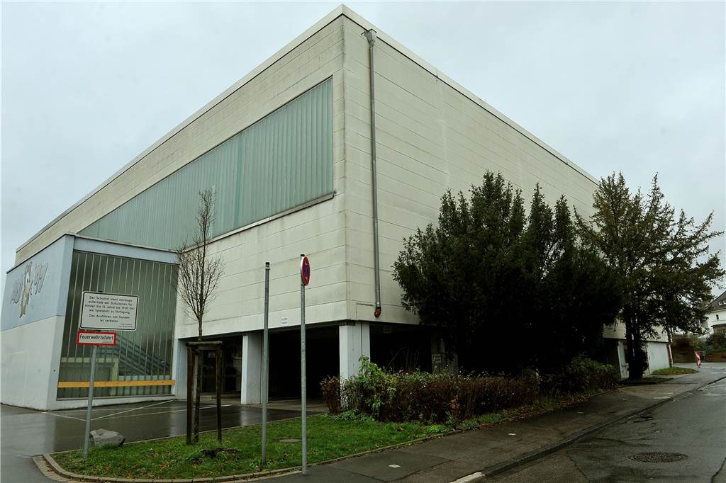 Wann kehren die Sportler endlich in die FBG-Halle zurück? Es gibt nun einen Zeitplan Der Technikraum der Sporthalle des Friedrich-Bährens-Gymnasiums war als Folge eines Starkregens vor fünf Monaten „abgesoffen“.