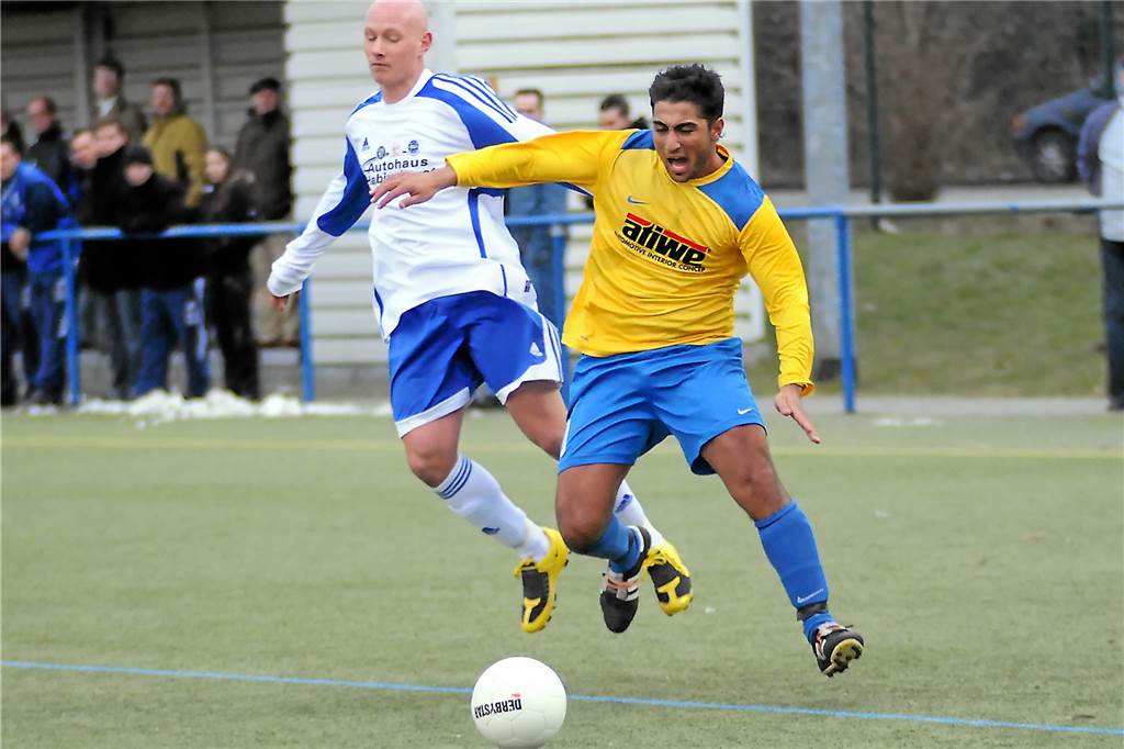 2010 entschieden kaputte Schuhsohlen das eiskalte Castrop-Rauxeler Landesliga-Derby Der technisch versierte Ahmet Caki (r.) wirbelte 2010 die Habinghorster Abwehr durcheinander.
