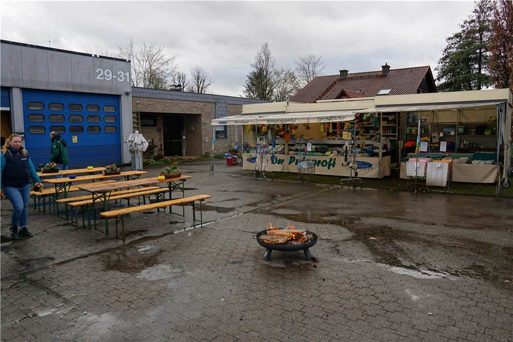 Der teils heftige Regen sorgte zumindest draußen für leere Bierzeltgarnituren.