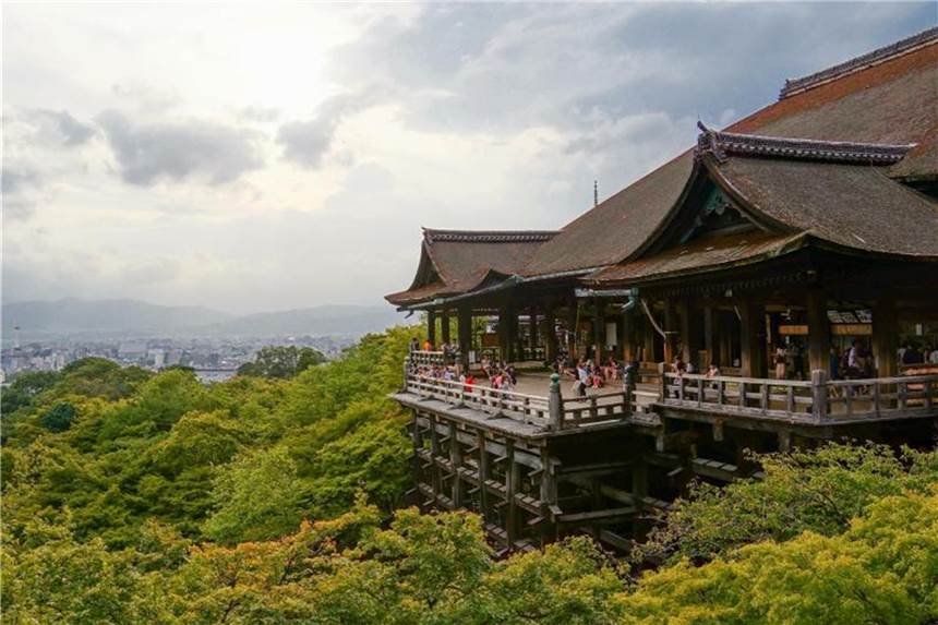 Übernachtungssteuer in Kyoto ab Oktober Der Tempel Kiyomizu-dera in Kyoto: Die alte Kaiserstadt führt im Oktober eine Übernachtungssteuer ein. Foto: Philipp Laage