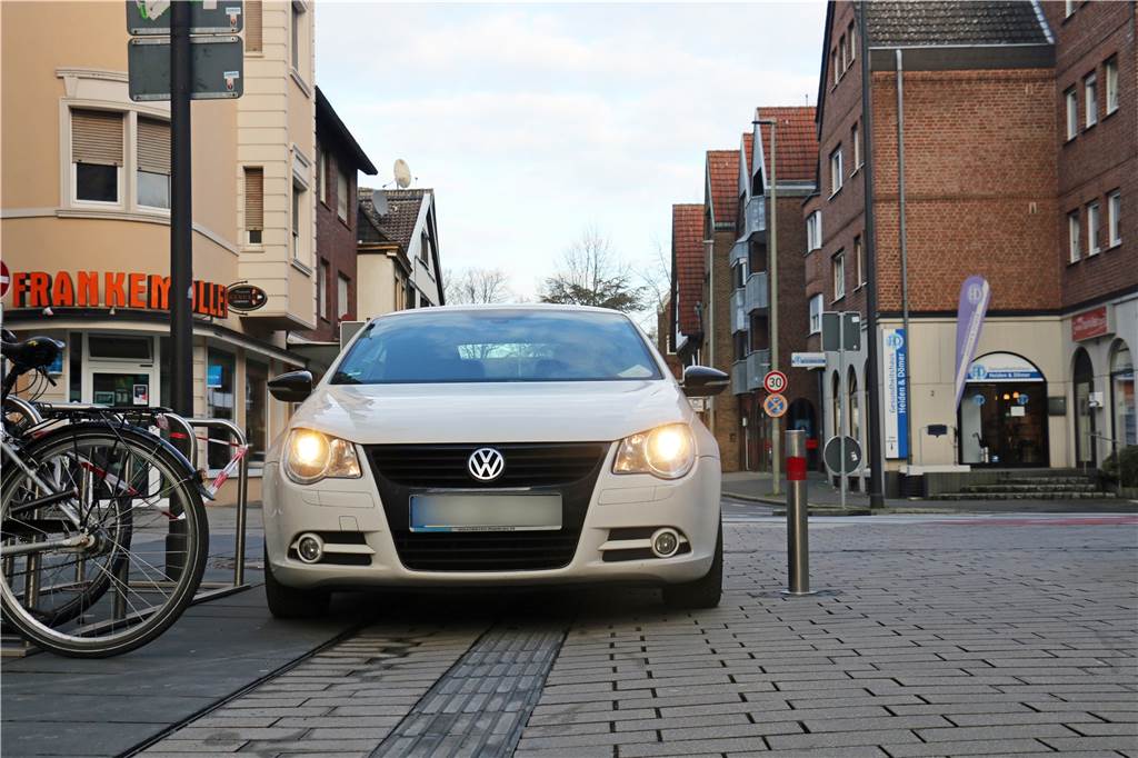 Ärger um Poller an der Fußgängerzone soll nach Umbau bald ein Ende haben Der Test mit einem Fahrzeug eines RN-Redakteurs zeigt: Mit einem VW Eos (laut Hersteller 1,79 Meter breit) kann man problemlos an dem Poller an der Ecke Bült/Am Neutor vorbeifahren. Das soll sich bald ändern.
