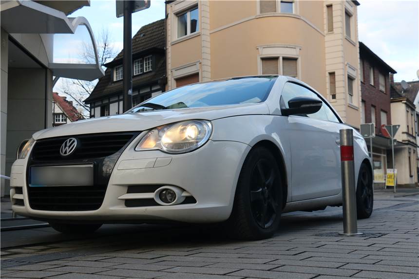 Poller am Markt in Werne soll durch elektrische Lösung ersetzt werden Der Test mit einem Fahrzeug eines RN-Redakteurs zeigt: Mit einem VW Eos (laut Hersteller 1,79 Meter breit) kann man problemlos an dem Poller an der Ecke Bült/Am Neutor vorbeifahren.