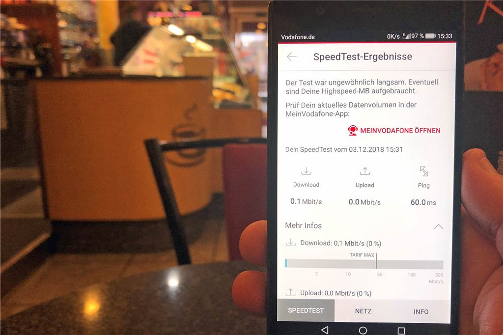 Vodafone-Kunden surfen in der Innenstadt besonders langsam „Der Test war ungewöhnlich langsam": In einem Café am Marktplatz ist das mobile Surfen im Vodafone-Netz nahezu unmöglich.
