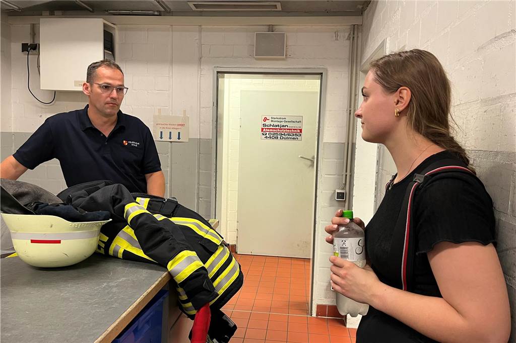 Als Laie durch die Übungsstrecke: Wie ist die Arbeit als Feuerwehrfrau? Der Testdurchlauf ist geschafft. Ich habe direkt die Jacke ausgezogen und etwas getrunken. Trotz einfacherer Version war es für mich sehr anstrengend. Dirk Honekamp erklärt die Wichtigkeit der Übungsstrecke für die Feuerwehren.