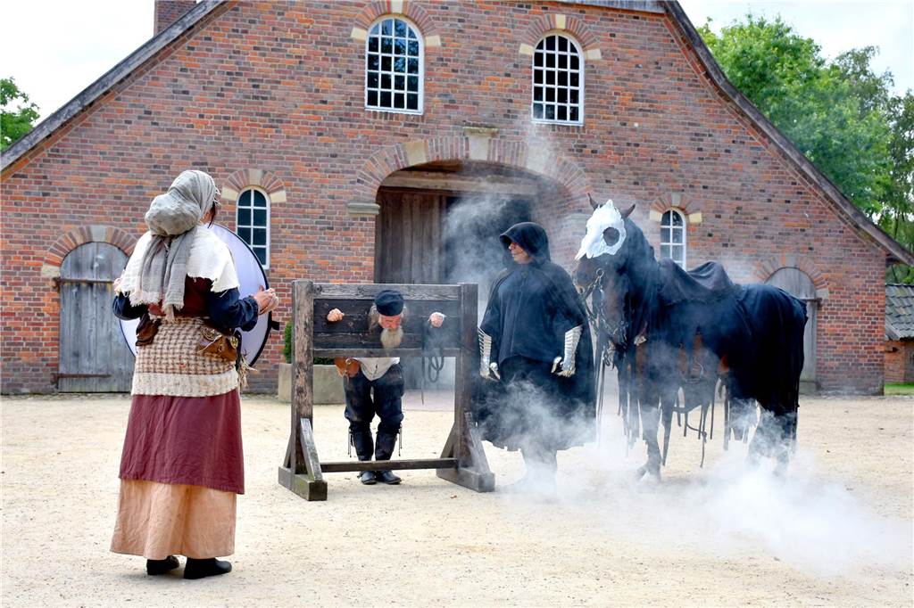 Video und viele Fotos: Der Teufel persönlich steht in Vreden vor der Kamera Der Teufel führt sein Pferd am Strick und nähert sich dem Pranger - die Bauernhausmuseumsanlage im Vredener Stadtpark diente am Samstag als Filmkulisse.