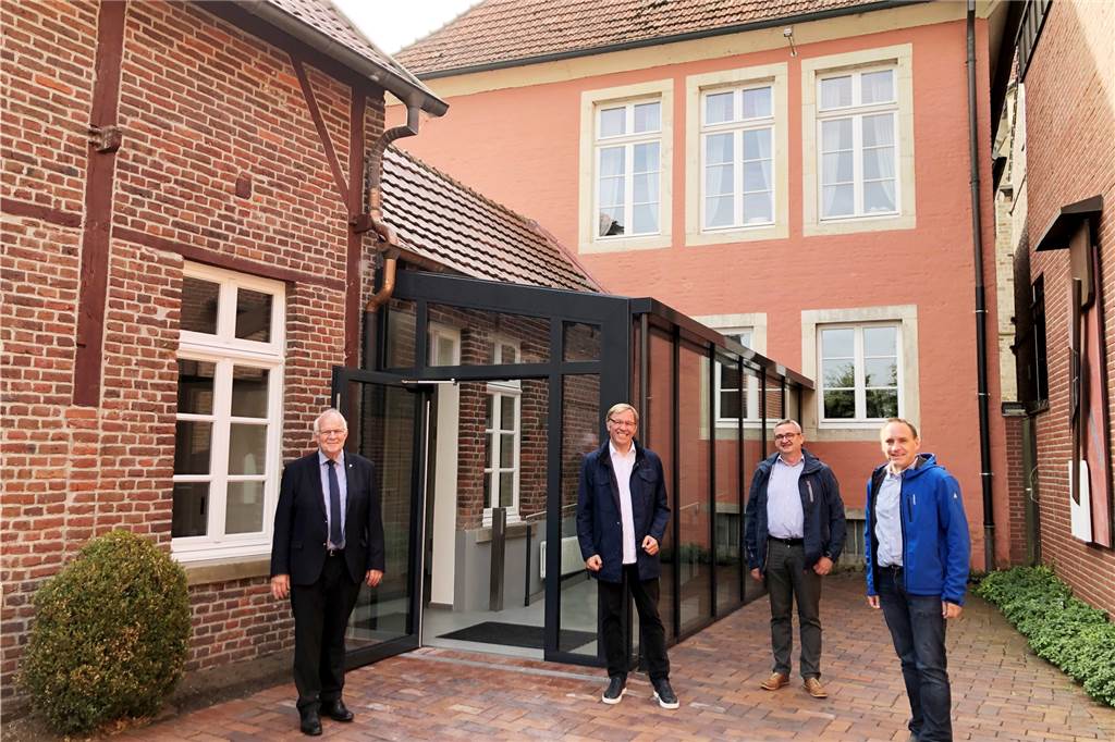 Rollstuhlfahrer und Kinderwagen können jetzt ins Haus Hakenfort rollen Der Teufel steckte im Detail: Bürgermeister Helmut Könning, Architekt Hermann Josef Steverding, Fachbereichsleiter Klaus-Dieter Weßing und Jörg Hölscher vom Fachbereich Planen und Bauen (von links) freuen sich über eine guten Kompromiss zwischen Denkmalschutz und Barrierefreiheit.