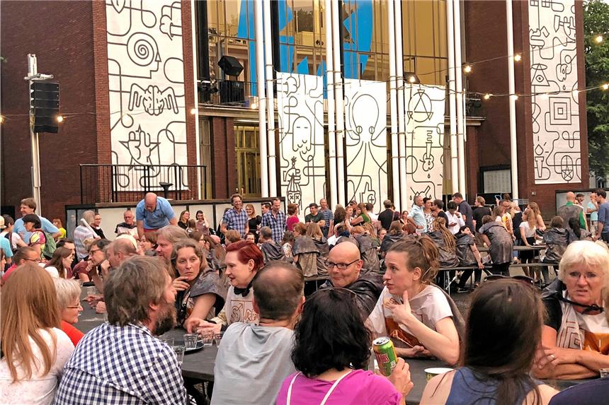 Der Theatervorplatz als Schauplatz für „Changing of the Guard“ 