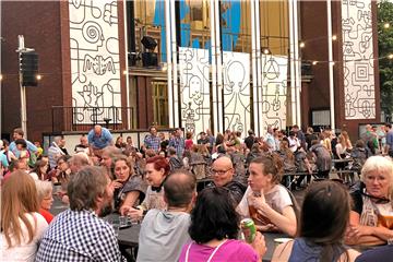 Der Theatervorplatz als Schauplatz für „Changing of the Guard“ 