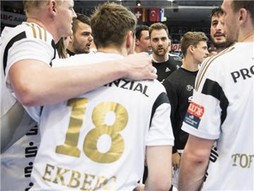 Der THW Kiel steht nach dem Sieg in Hannover auf Platz zwei. Foto: Ennio Leanza/Archiv