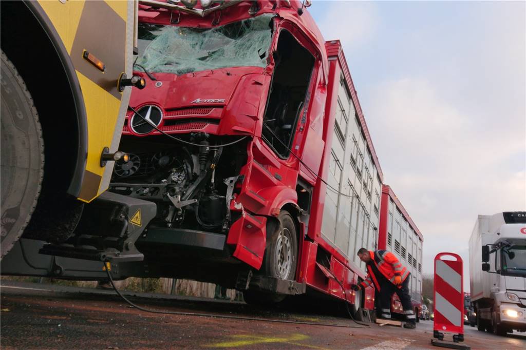 Unfall mit 100 Schweinen auf der Autobahn: Feuerwehrmann verletzt sich bei der Rettungsaktion Der Tiertransporter kommt sozusagen an den Abschlepphaken. Nach dem Auffahrunfall war der Laster nicht mehr fahrbereit.