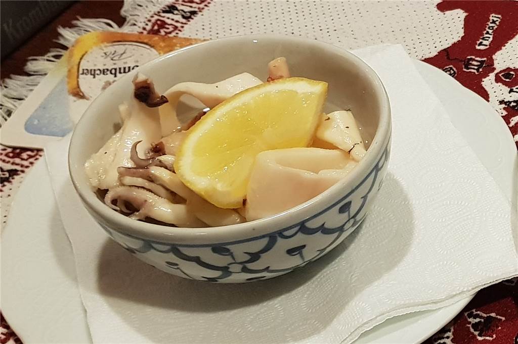Taverna Zeus: Gute griechische Küche, stimmiges Ambiente und ein kleiner Schönheitsfehler Der Tintenfischsalat, der zu Vorspeise gehörte, war hervorragend – leicht säuerlich, nicht gummiartig und geschmacksintensiv.