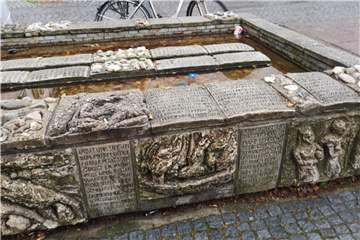 Der Tisa-Brunnen stand fast 60 Jahre auf dem Marktplatz, ist aber derzeit eingemottet. Über seine Zukunft gibt es eine emotionale Debatte in Dorsten.