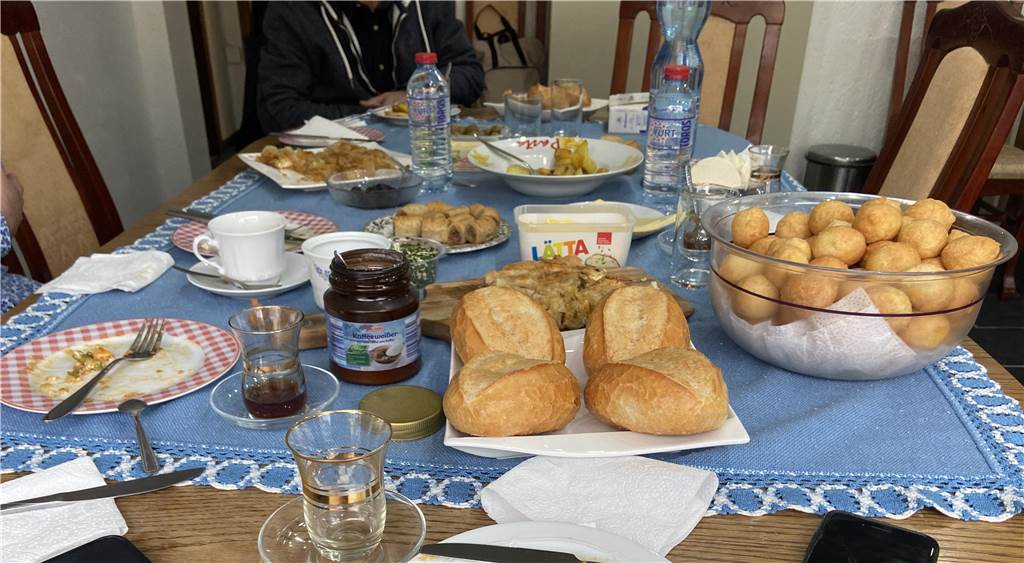 Ein Frühstück bei der bemerkenswerten Ruziye Malkus (65) Verschiedene Speisen stehen im Gebäude des Internationalen Bildungs- und Kulturverein für Frauen auf einem Tisch.