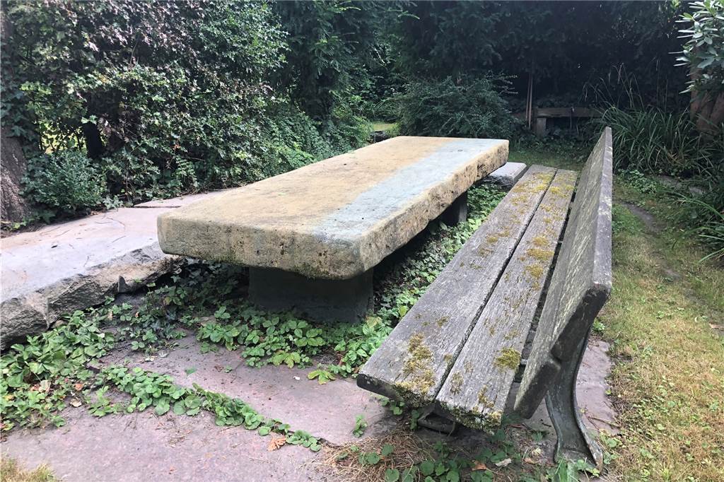 Zwischen Chaos und Ordnung: Im Garten eines Castrop-Rauxeler Künstlers Der Tisch in der Sitzecke stammt aus einem Steinbruch, in dem das Stück als nicht brauchbar zum "Abfall" erklärt wurde.