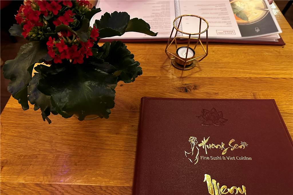 Das „Huong Sen“ im Restaurant-Check: Traumhaft angerichtete asiatische Leckereien Die Speisekarte auf dem Tisch