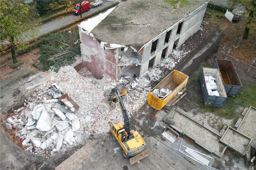 Aus Geschichte wird Erinnerung: Abbruch der Hilgenbergschule gestartet ein Schulgebäude vor dem Abriss