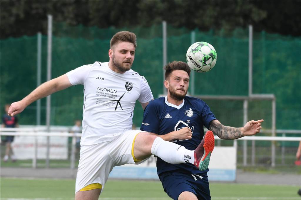 FC Frohlinde II mit unglücklicher Hinrunde: Hilfsaktionen für die Bezirksliga haben ein Ende Lukas Kothe kämpft mit seinem Gegenspieler um den Ball.