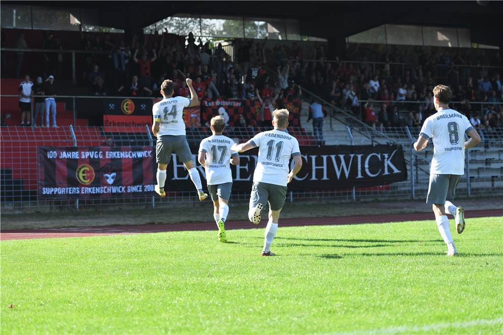 Der Torjäger vom Dienst hat wieder zugeschlagen: Stefan Oerterer (14) feiert vor der Fantribüne den Treffer zum 2:1.