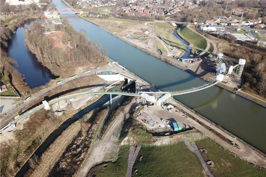 Neun-Millionen-Bau Sprung über die Emscher: Spektakuläre Bilder Der tote Arm des Kanals in der Nähe der Wartburgbrücke von Henrichenburg: Hier, wo der Kanal die überirdisch verlaufende Emscher und den neu gebauten Abwasserkanal Emscher überquert, ist nun noch eine weitere „Schicht“ entstanden: der „Sprung über die Emscher“.