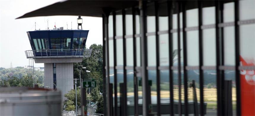 Dortmund Airport will internationaler Flughafen werden Der Tower am Dortmunder Flughafen.