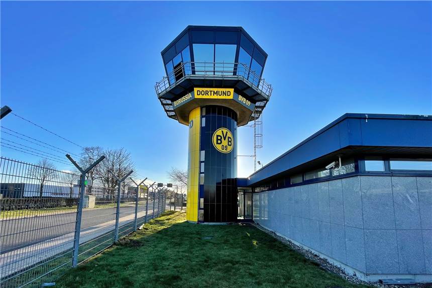 Tower am Dortmunder Flughafen strahlt jetzt in den Farben des BVB Der Tower am Dortmunder Flughafen ist jetzt schwarz-gelb, dank einer gemeinsamen Aktion von BVB und DSW21.