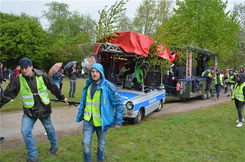 Knallgelber Trabi rollt 8,7 Kilometer bis zum Bier Der Trabi im Polizeiwagen-Look im Jahr 2017.