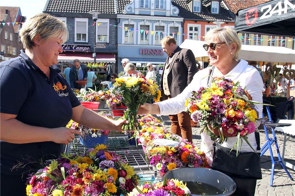 Menschen shoppen beim Bauern- und Handwerkermarkt.