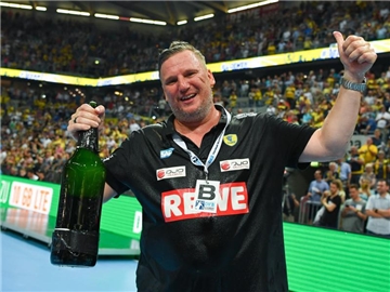 Der Trainer der Rhein-Neckar Löwen, Nikolaj Jacobsen, feiert die deutsche Meisterschaft. Foto: Uwe Anspach