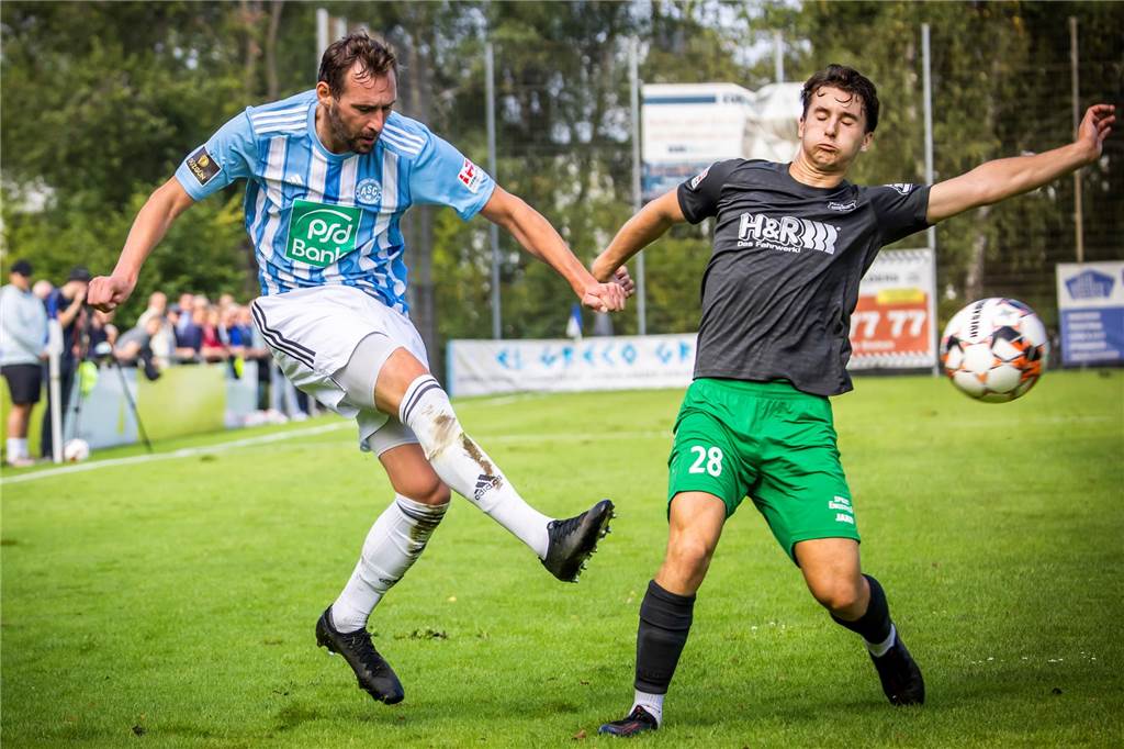Doppelter Wechsel an der Oberliga-Seitenlinie: Verfolgerteams bald trainerlos Ein Spieler der SG Finnentrop/Bamenohl im Zweikampf.