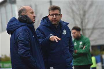 Der Trainer des Holzwickeder SC, Marc Woller (l.) - hier neben seinem Co-Trainer Daniel Frieg -, hofft gegen Ende der Woche wieder auf einen Rückkehrer setzen zu können.