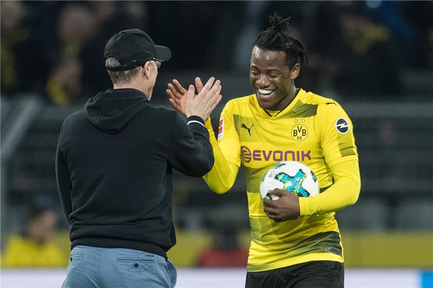 Der Trainer und sein Sieggarant: Peter Stöger bedankt sich bei Michy Batshuayi.