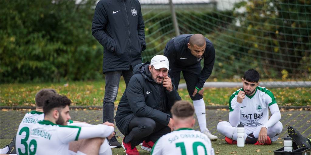 Neuer Keeper für den SuS Oberaden - Konkurrenzkampf im Tor ist eröffnet Der Trainer und Sportliche Leiter des SuS Oberaden, Birol Dereli (M.), hat den mittlerweile neunten Neuzugang für seine Mannschaft vorgestellt.
